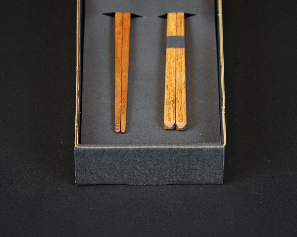 Nahaufnahme von der Spitze und dem Ende von zwei Essstäbchen